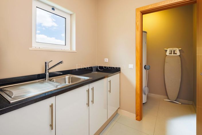 Image No.12-3 Bed Property for sale