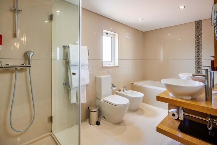 Image No.11-3 Bed Property for sale