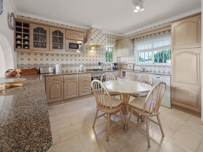 Image No.11-4 Bed Property for sale