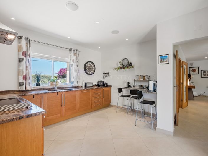 Image No.18-4 Bed Property for sale