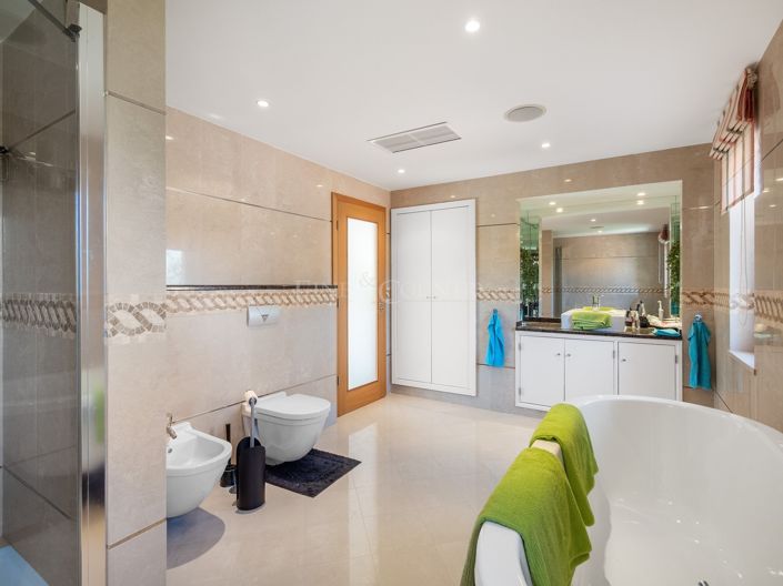 Image No.25-4 Bed Property for sale