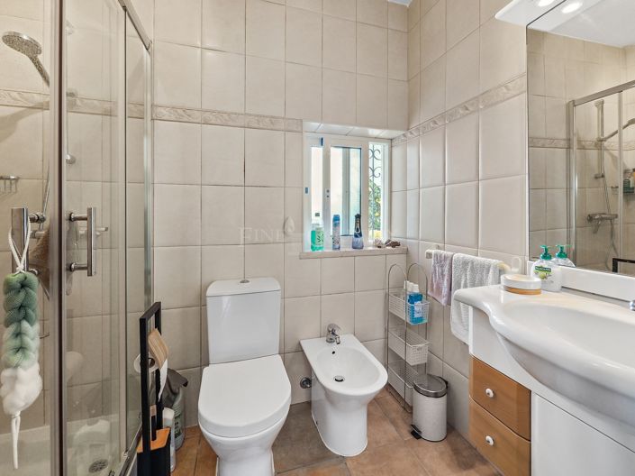 Image No.10-5 Bed Property for sale