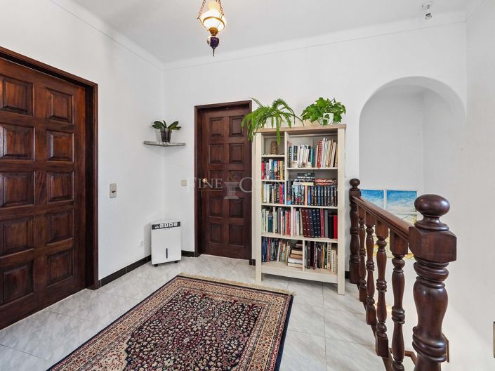 Image No.28-5 Bed Property for sale