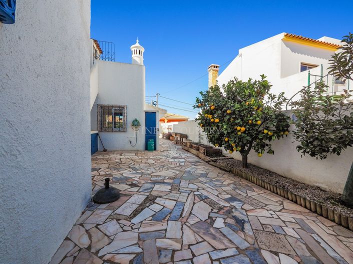 Image No.40-5 Bed Property for sale