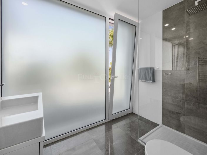 Image No.14-3 Bed Property for sale