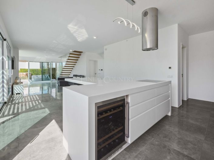 Image No.9-3 Bed Property for sale