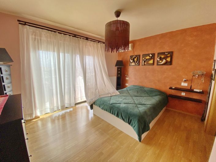 Image No.8-4 Bed House for sale