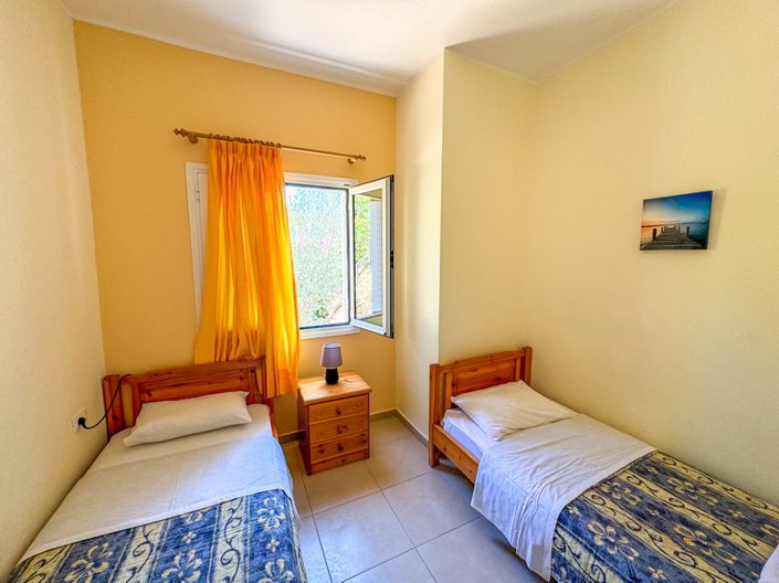 Image No.18-8 Bed House for sale