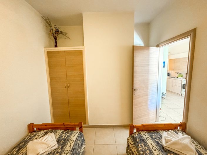 Image No.4-8 Bed House for sale