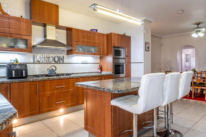 Image No.17-6 Bed Villa for sale