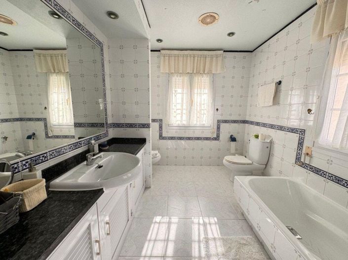 Image No.11-5 Bed Villa for sale