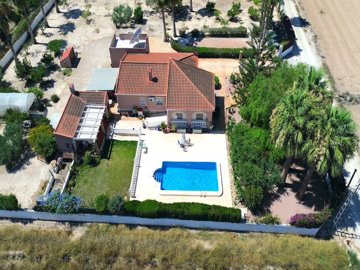 48508fabulous3bedroomfarmhousewithmanyextras2