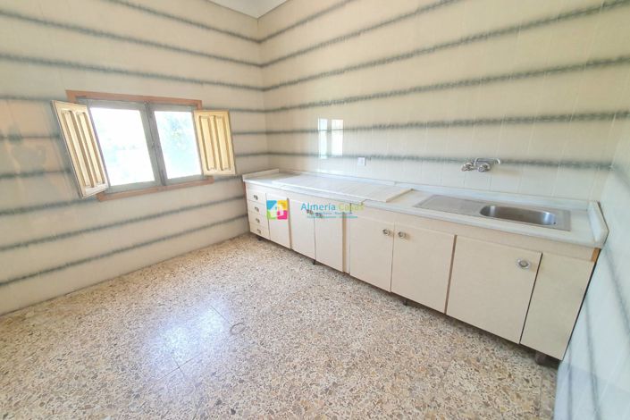 Image No.14-6 Bed Townhouse for sale