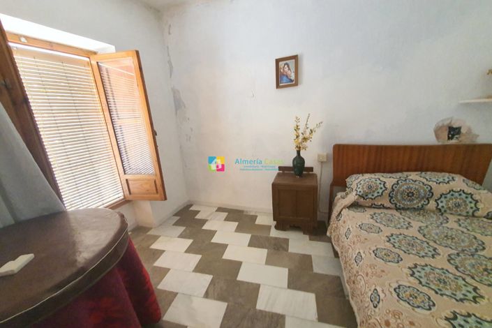 Image No.22-6 Bed Townhouse for sale