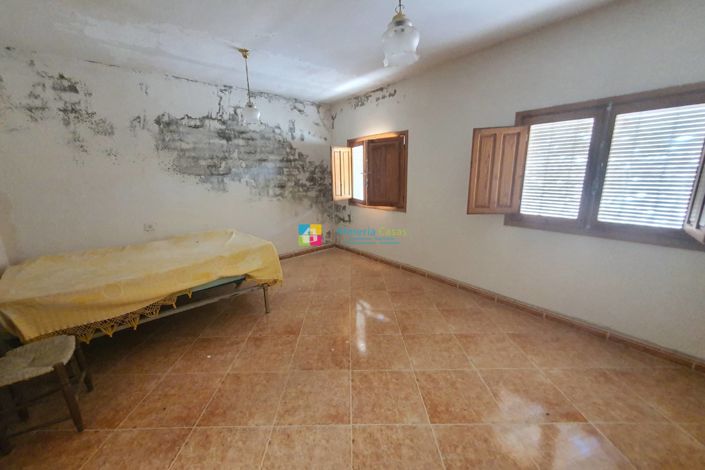 Image No.25-6 Bed Townhouse for sale