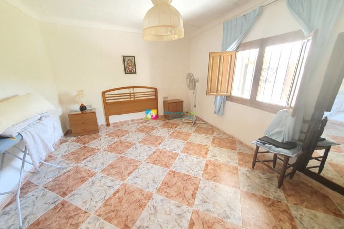 Image No.8-6 Bed Townhouse for sale