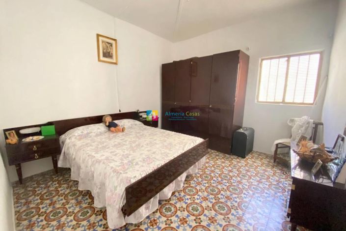 Image No.35-5 Bed Townhouse for sale