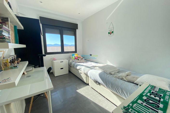 Image No.23-4 Bed Townhouse for sale