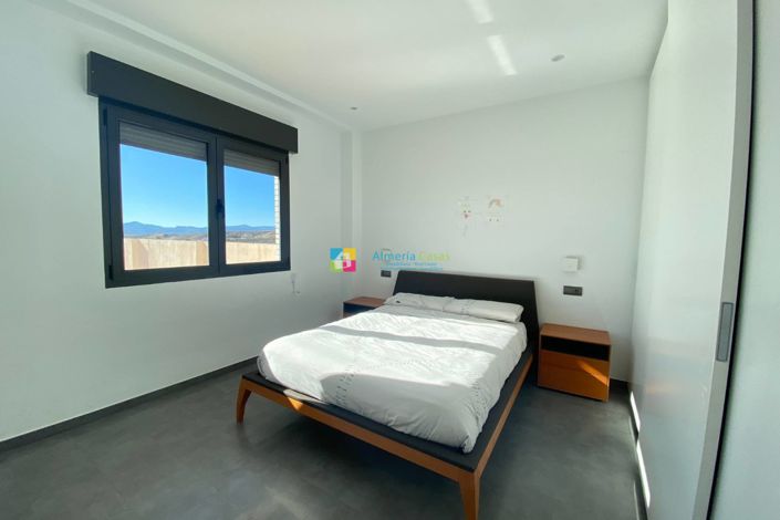 Image No.25-4 Bed Townhouse for sale