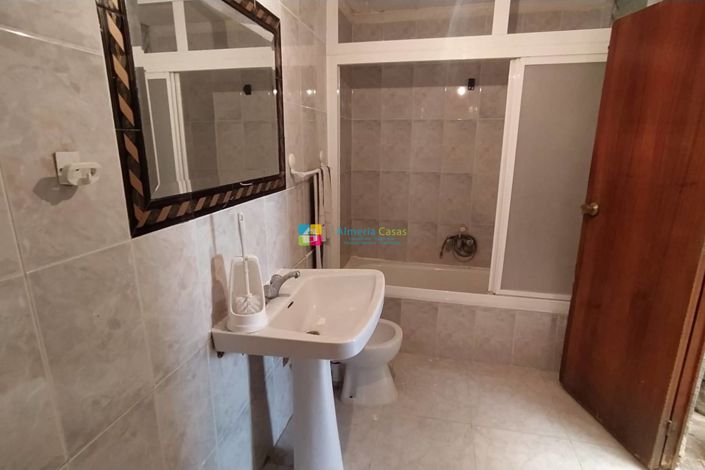 Image No.11-6 Bed Townhouse for sale