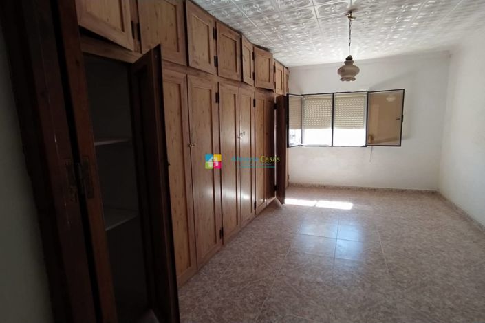 Image No.25-6 Bed Townhouse for sale