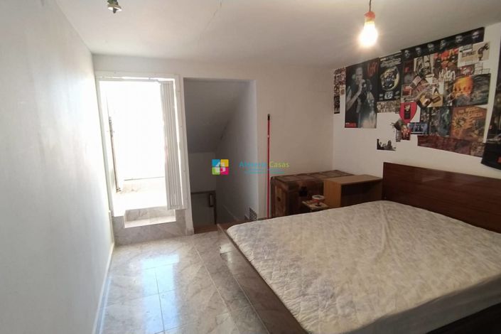 Image No.32-6 Bed Townhouse for sale