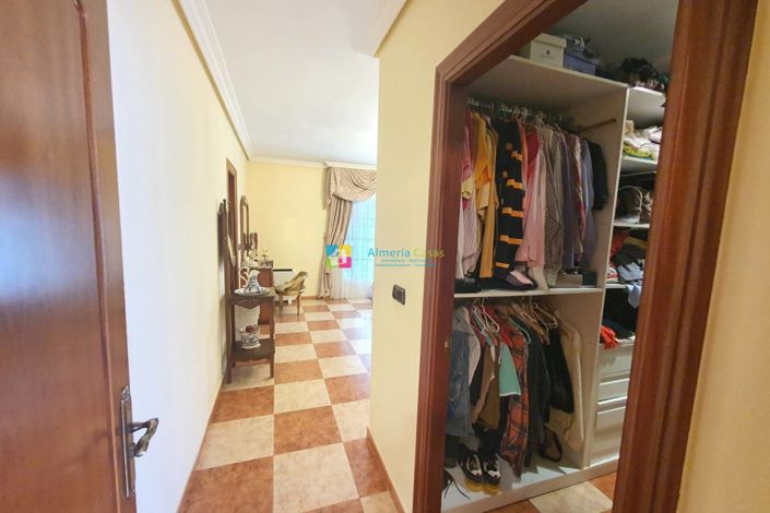 Image No.21-3 Bed Townhouse for sale