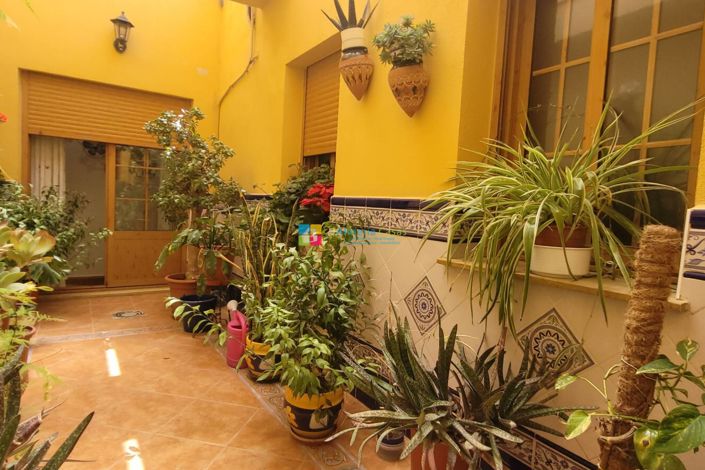 Image No.22-5 Bed Townhouse for sale