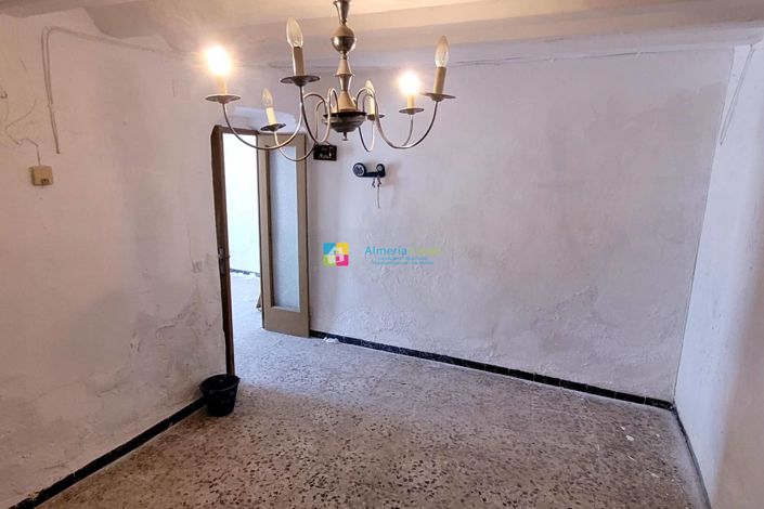 Image No.10-7 Bed Townhouse for sale