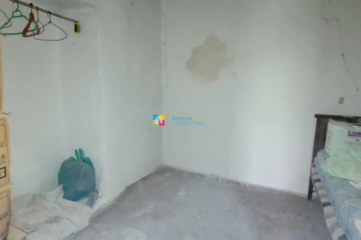 Image No.28-7 Bed Townhouse for sale