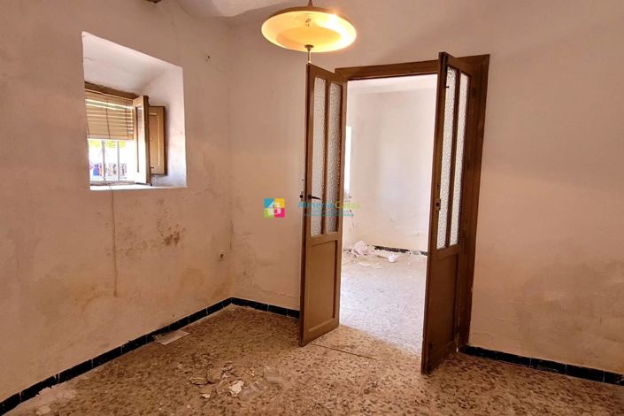 Image No.7-7 Bed Townhouse for sale