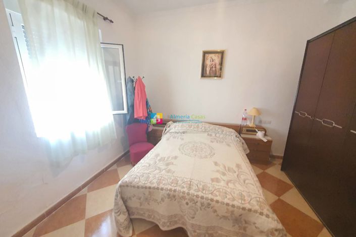 Image No.7-5 Bed Townhouse for sale