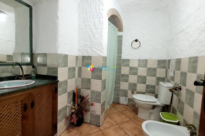 Image No.17-4 Bed House for sale