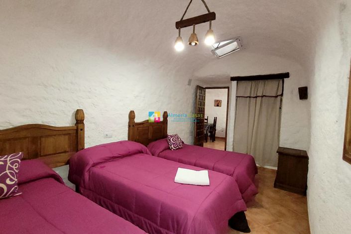 Image No.22-4 Bed House for sale