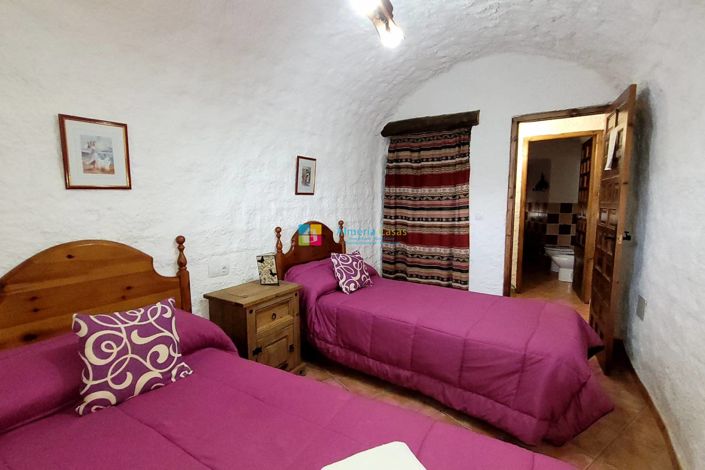 Image No.34-4 Bed House for sale