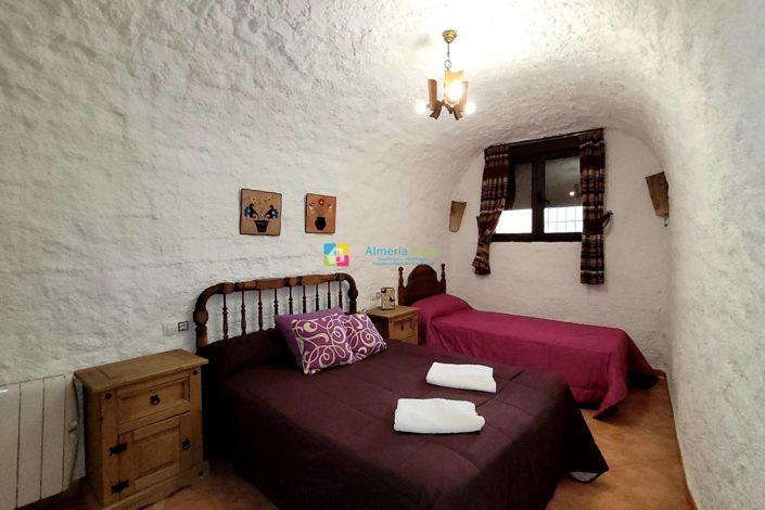 Image No.37-4 Bed House for sale