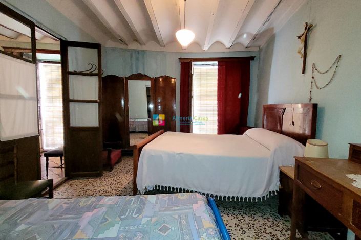 Image No.12-9 Bed Townhouse for sale