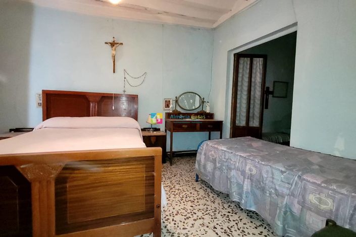 Image No.13-9 Bed Townhouse for sale