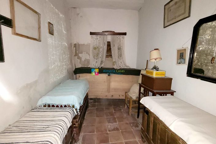 Image No.14-9 Bed Townhouse for sale