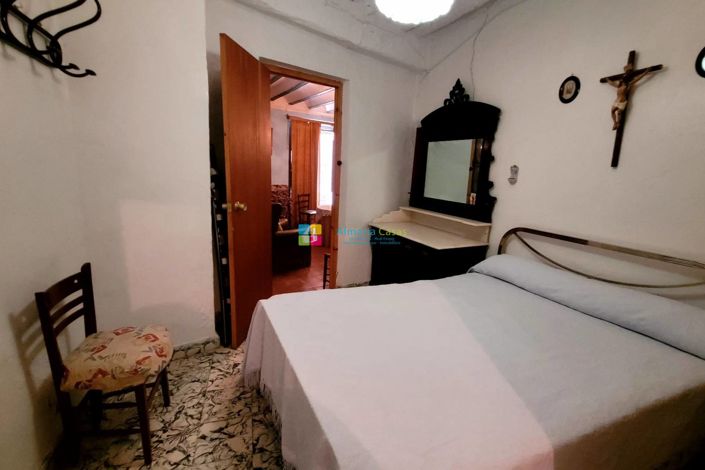 Image No.17-9 Bed Townhouse for sale