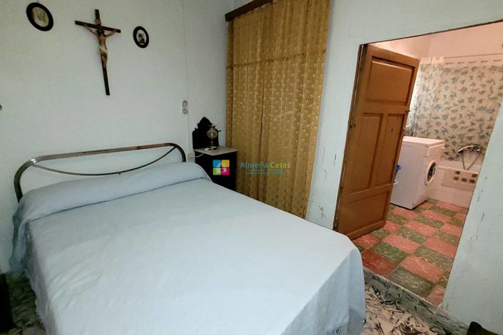 Image No.18-9 Bed Townhouse for sale