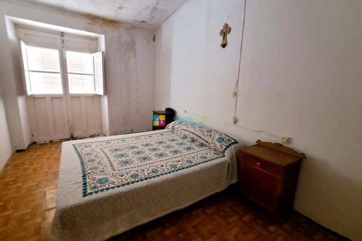 Image No.25-9 Bed Townhouse for sale