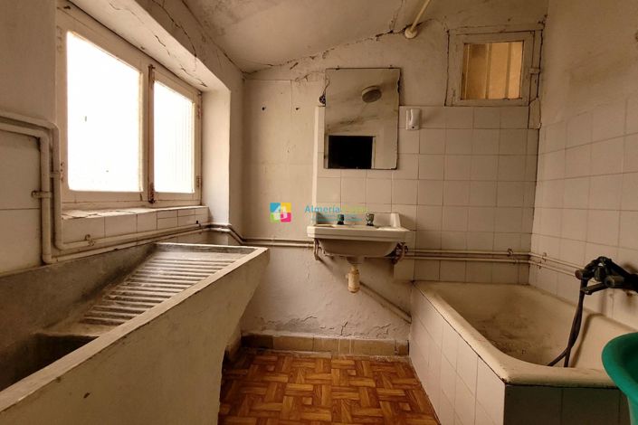 Image No.29-9 Bed Townhouse for sale