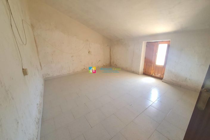 Image No.19-4 Bed Country House for sale