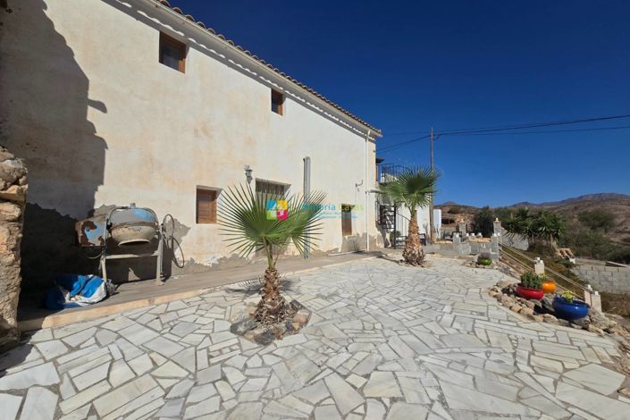 Image No.2-4 Bed Country House for sale