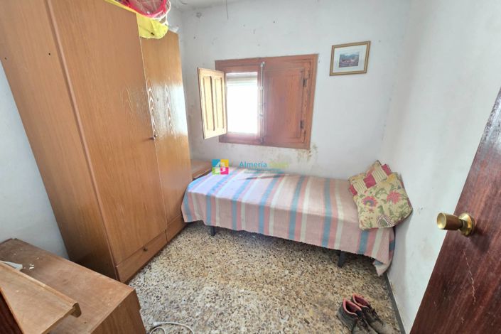 Image No.14-4 Bed Townhouse for sale