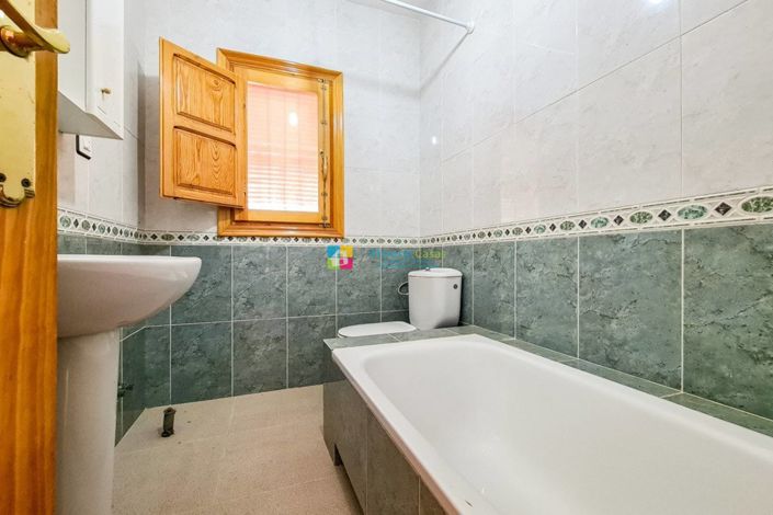 Image No.23-4 Bed Country House for sale