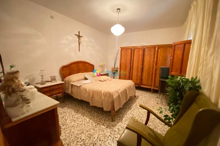 Image No.20-6 Bed Townhouse for sale