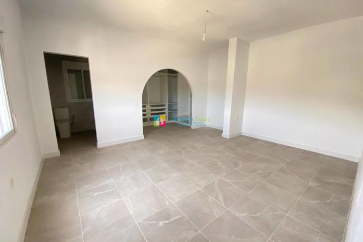 Image No.17-4 Bed Villa for sale