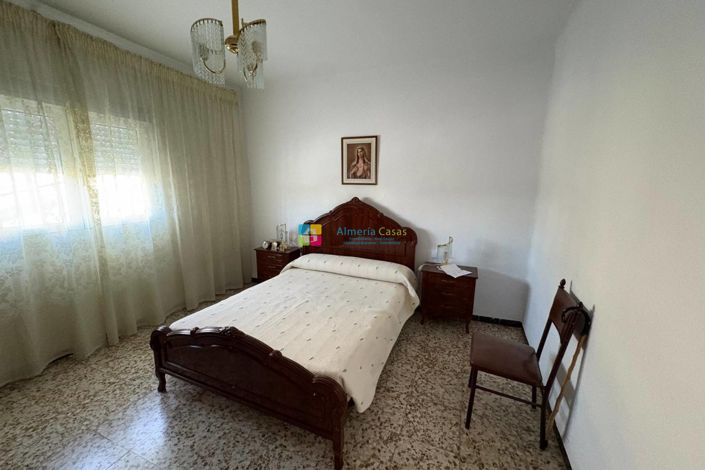 Image No.8-3 Bed Townhouse for sale